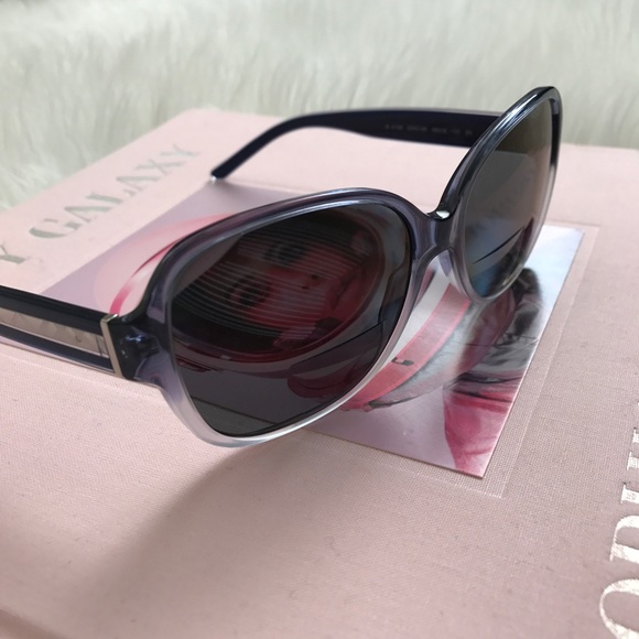 Burberry Accessories - BURBERRY SUNGLASSES NAVY ROUND GLASSES